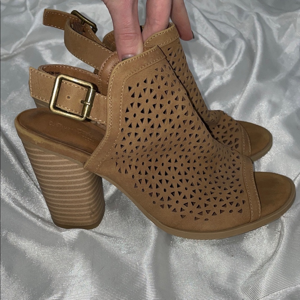 Universal Threads Brown Women's Sandals - Picture 3 of 6